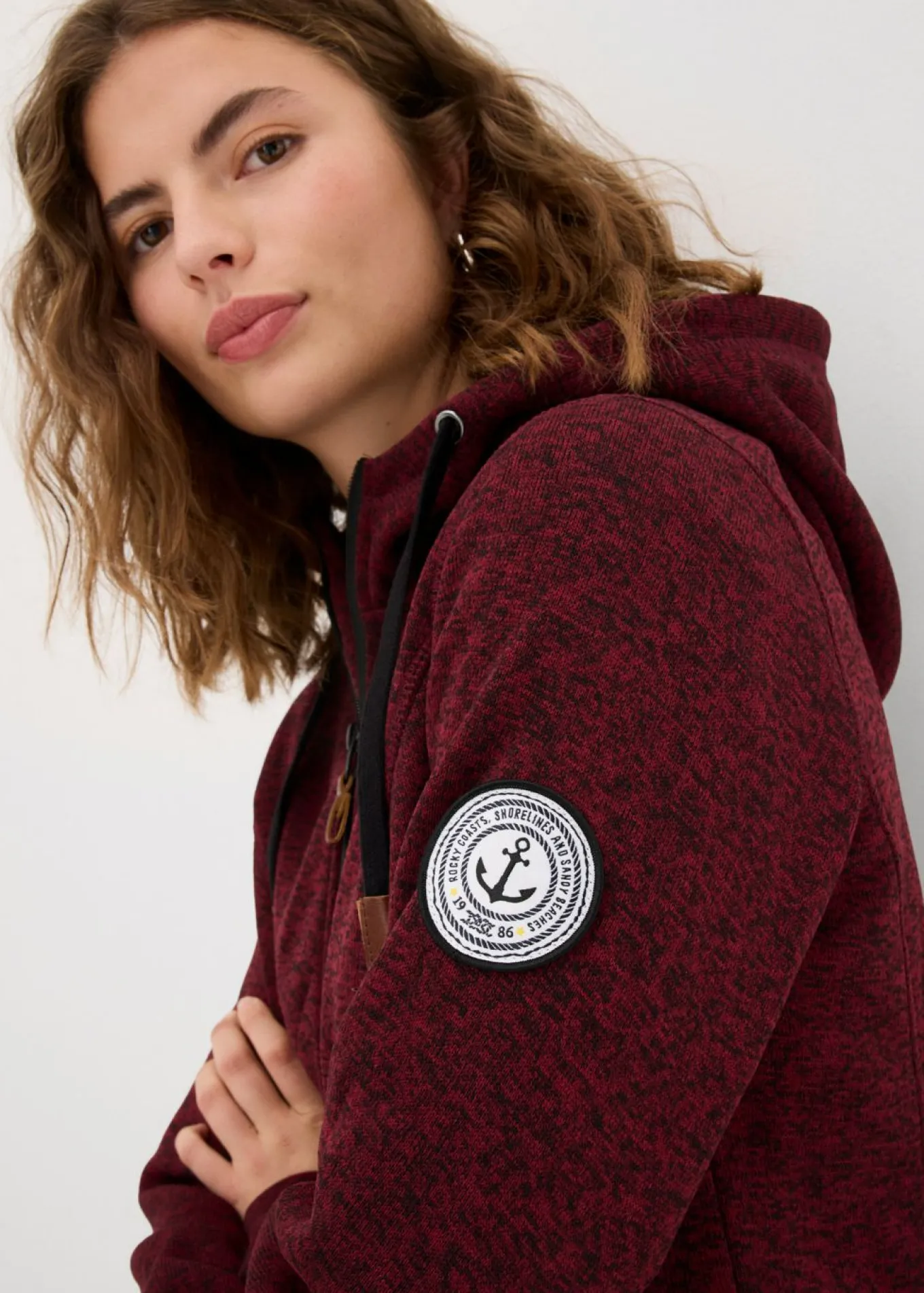 Chaqueta polar con capucha