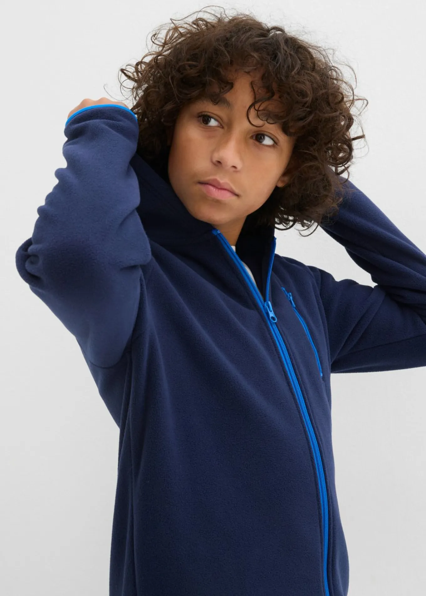 Chaqueta polar con detalles en contraste