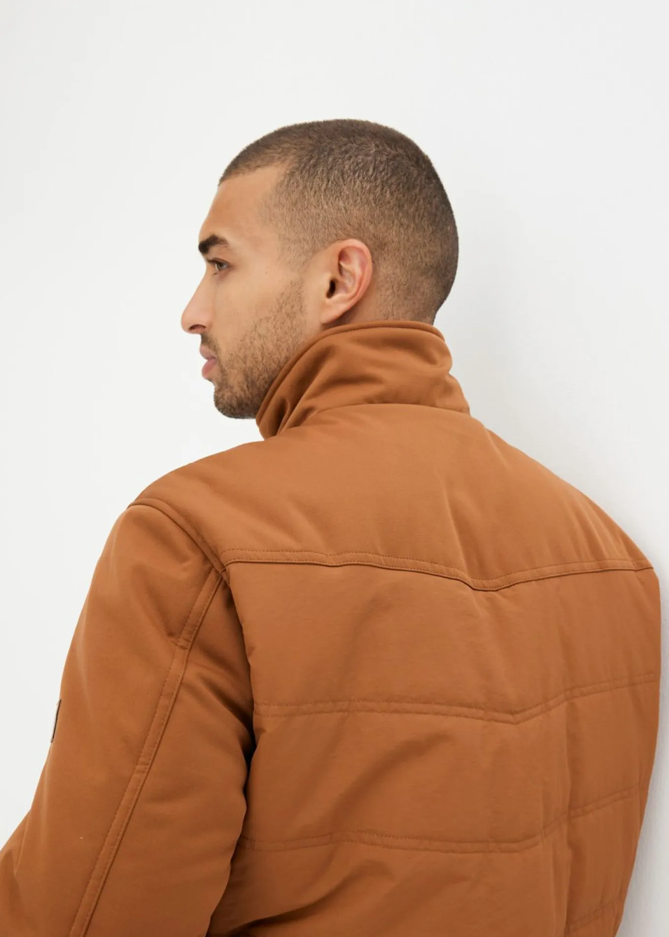 Chaqueta softshell acolchada con forma de cazadora