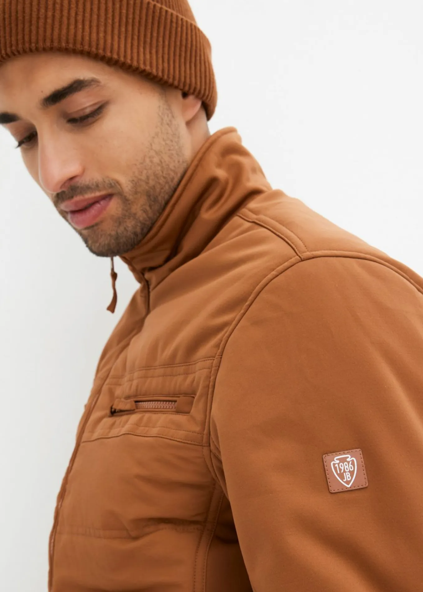 Chaqueta softshell acolchada con forma de cazadora