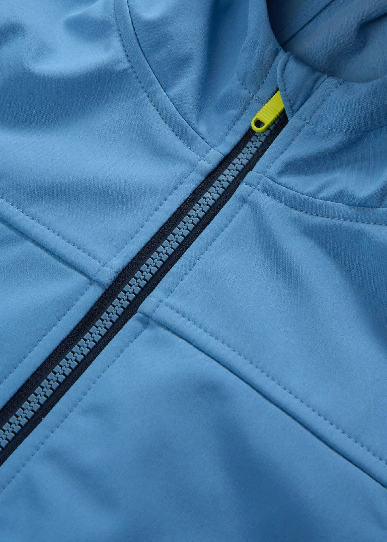 Chaqueta softshell con capucha resistente al viento y al agua