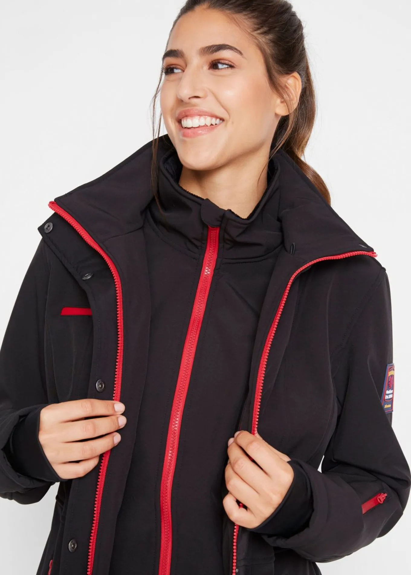 Chaqueta softshell elástica con diseño largo y tejido repelente al agua