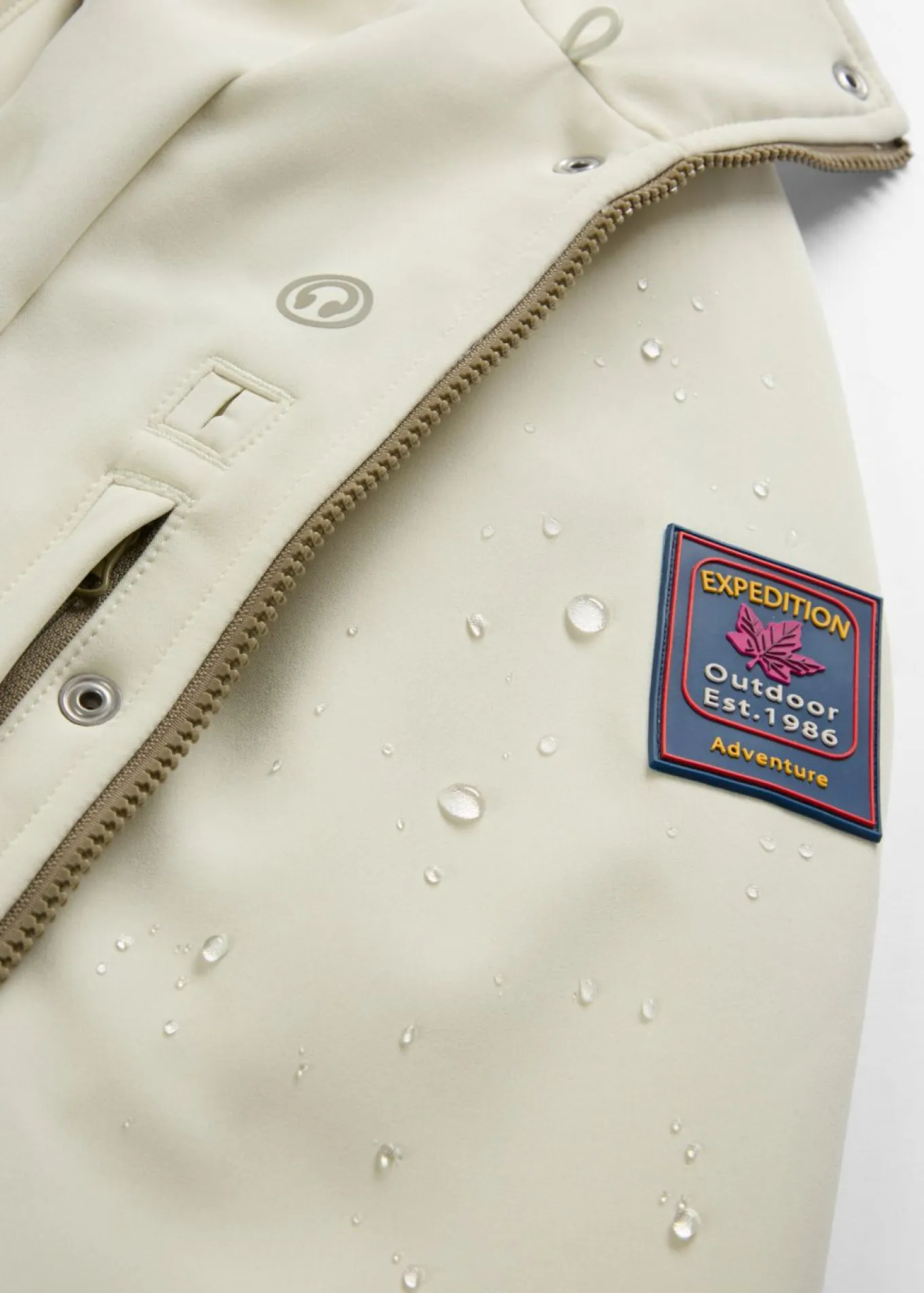 Chaqueta softshell elástica con diseño largo y tejido repelente al agua