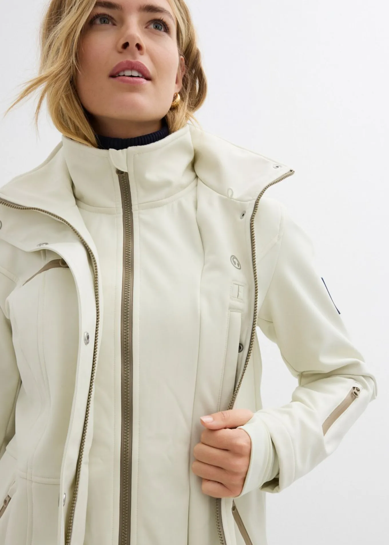 Chaqueta softshell elástica con diseño largo y tejido repelente al agua