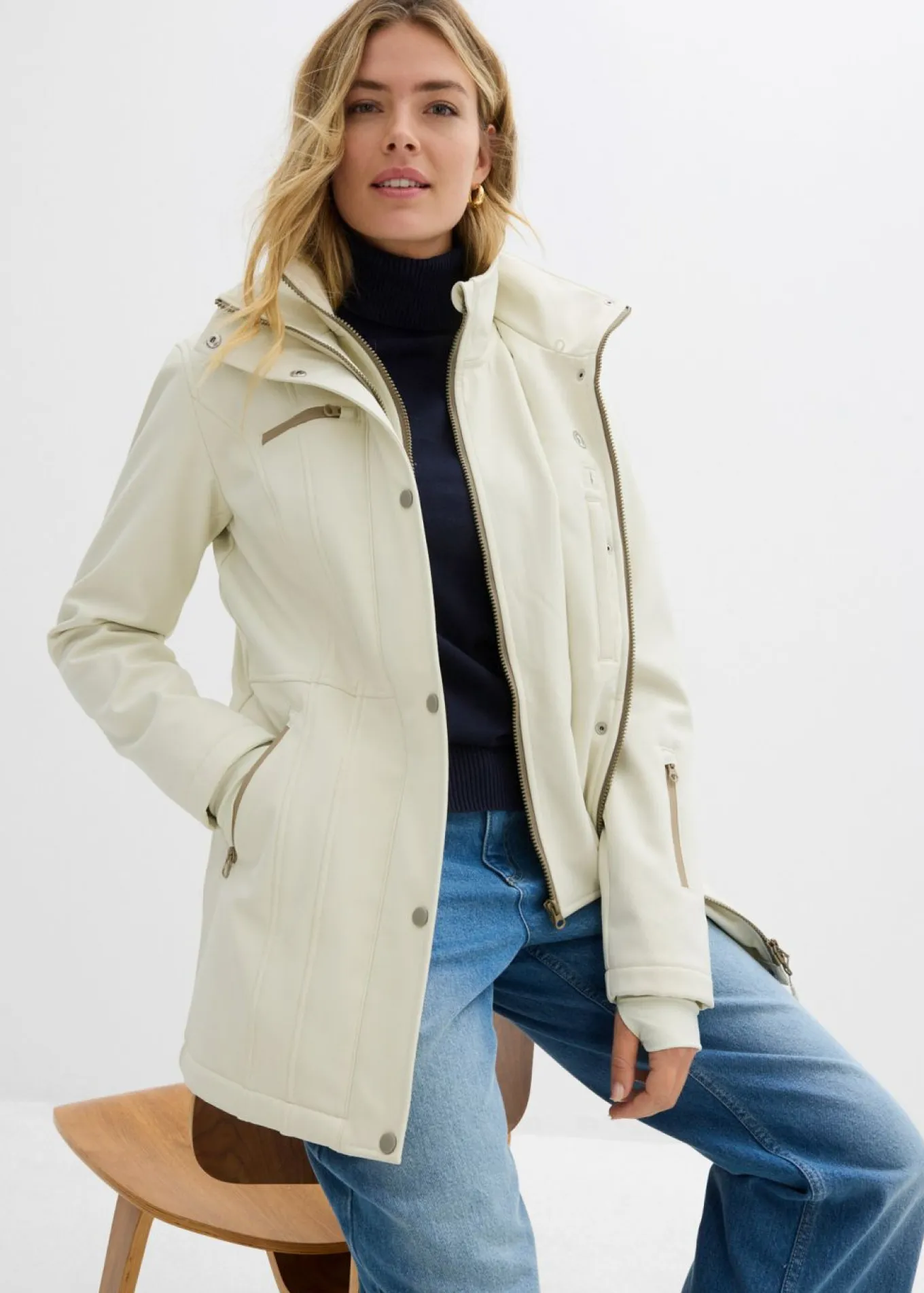 Chaqueta softshell elástica con diseño largo y tejido repelente al agua