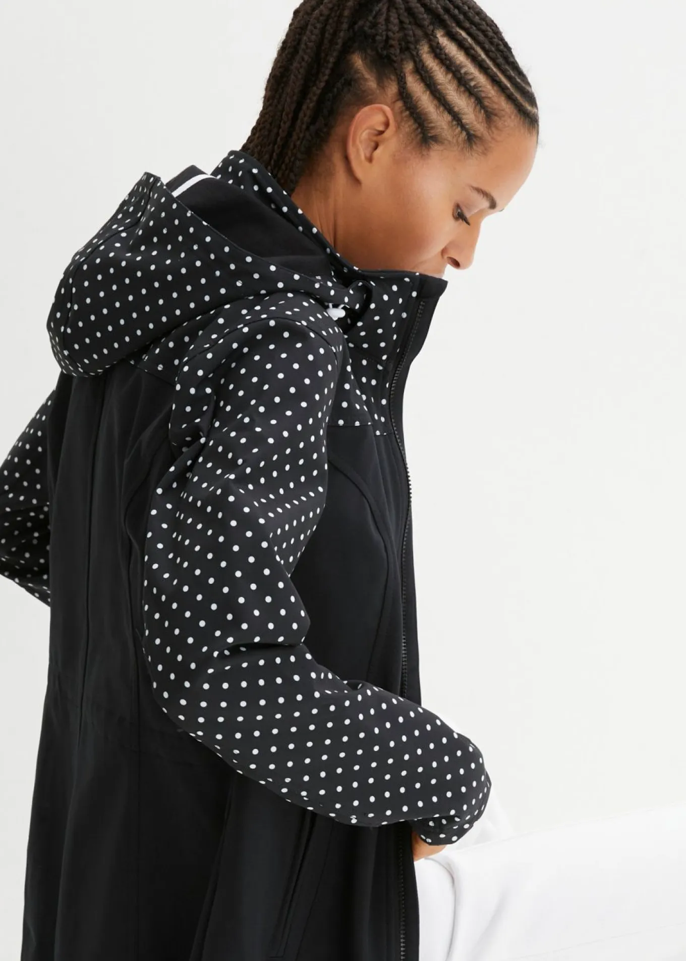 Chaqueta softshell repelente al agua con corte entallado
