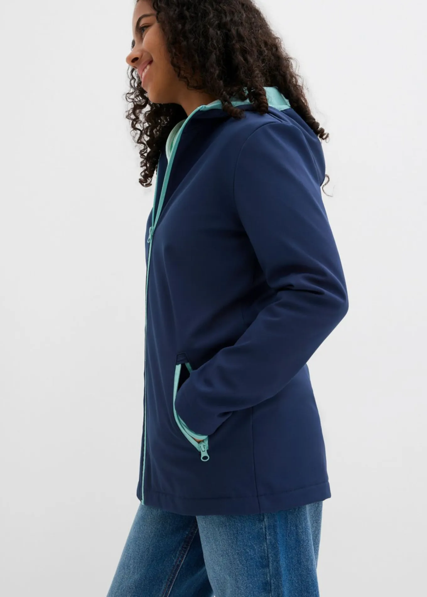 Chaqueta softshell repelente al agua con capucha