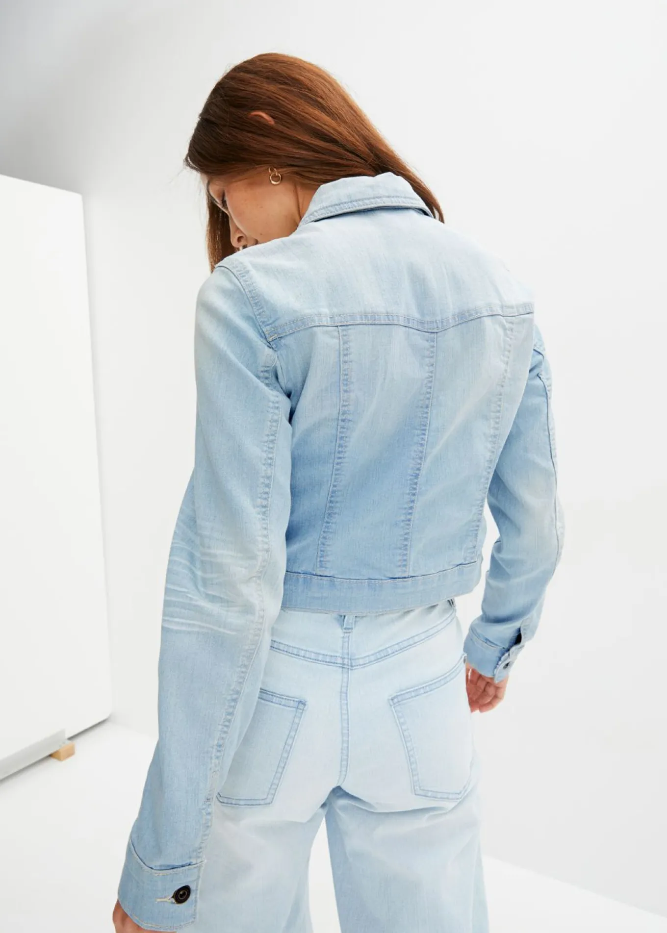 Chaqueta vaquera con inserto de encaje