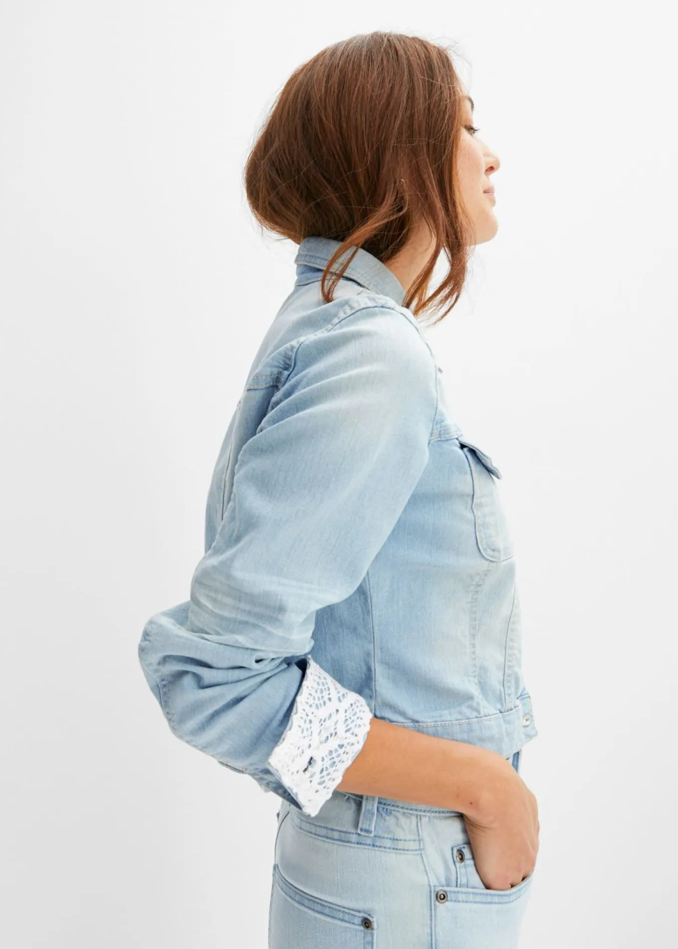 Chaqueta vaquera con inserto de encaje