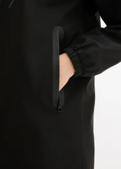 Chubasquero ligero con bolso estilo bandolera