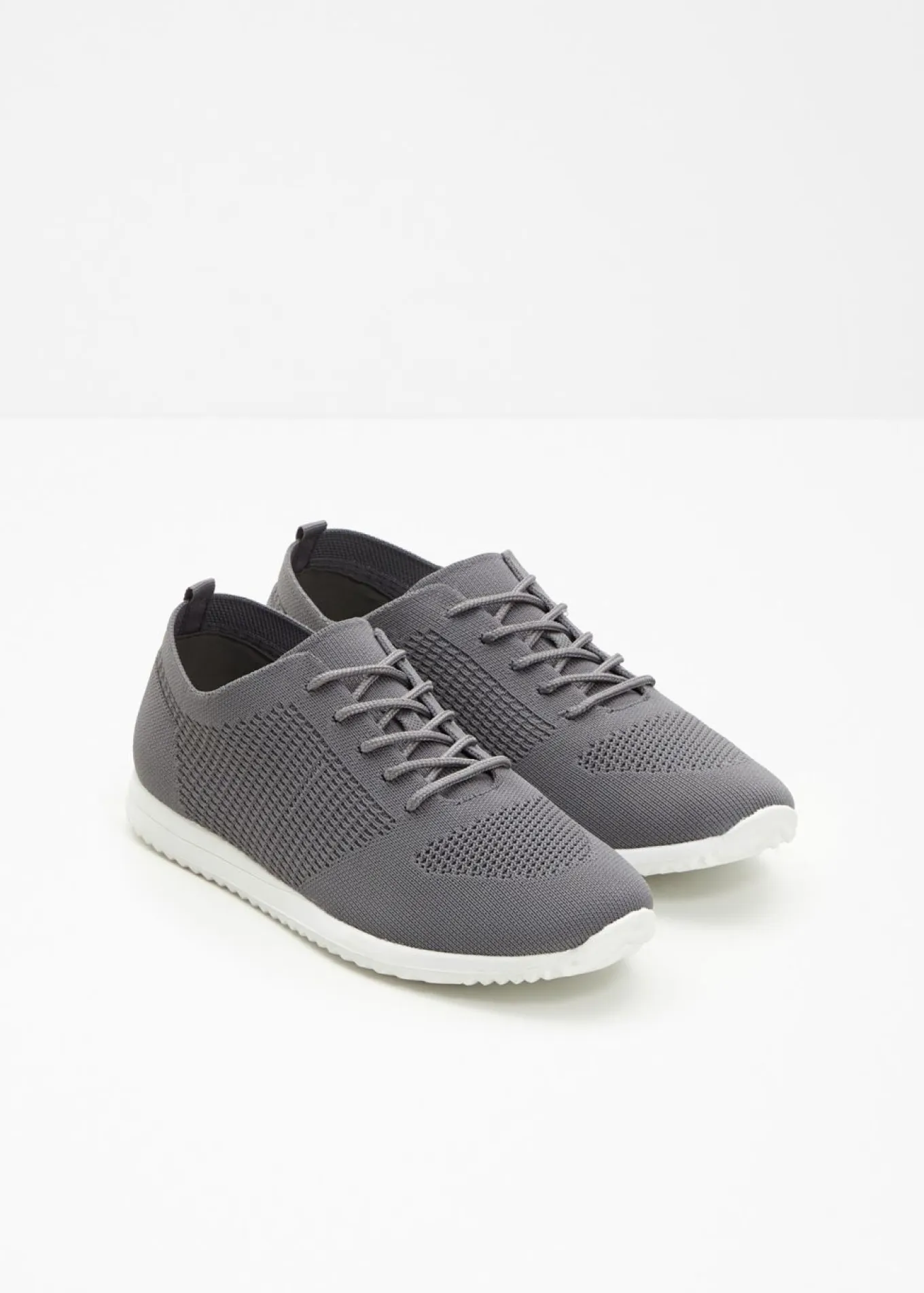 Cómodas zapatillas deportivas de material suave