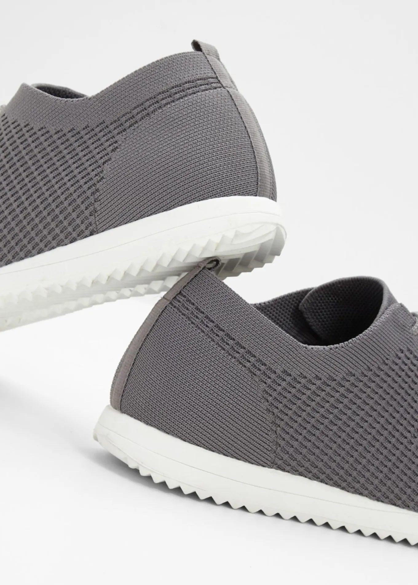 Cómodas zapatillas deportivas de material suave