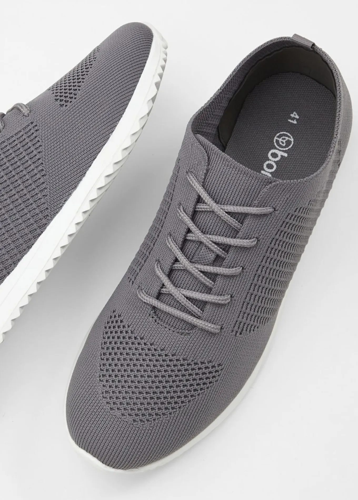 Cómodas zapatillas deportivas de material suave