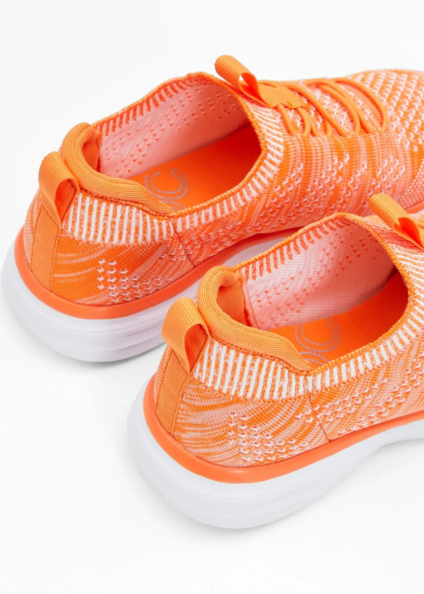 Cómodas zapatillas sin cordones de material suave