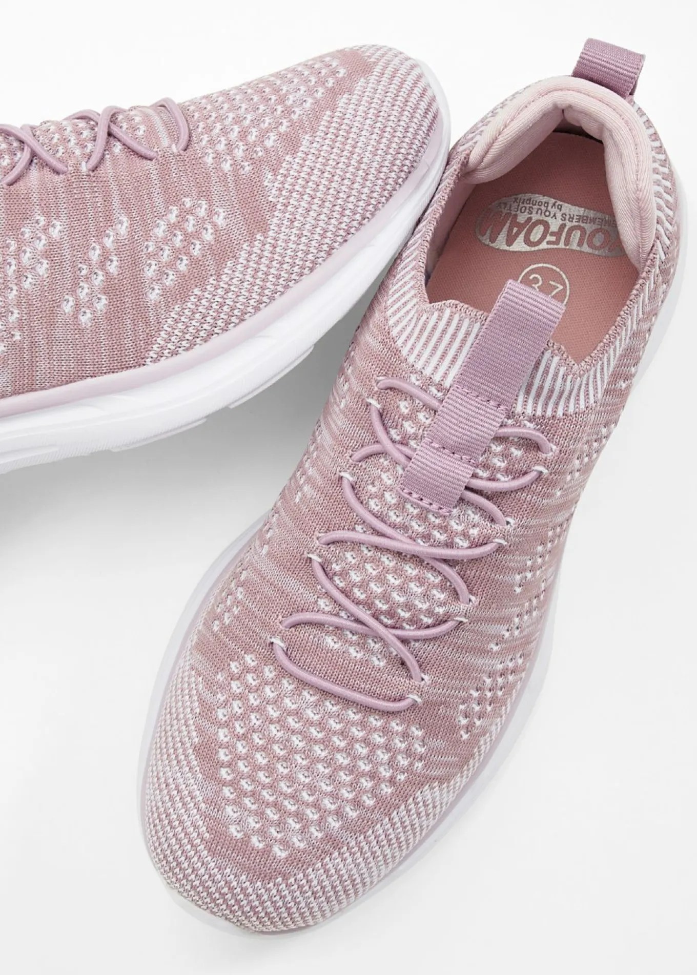 Cómodas zapatillas sin cordones de material suave