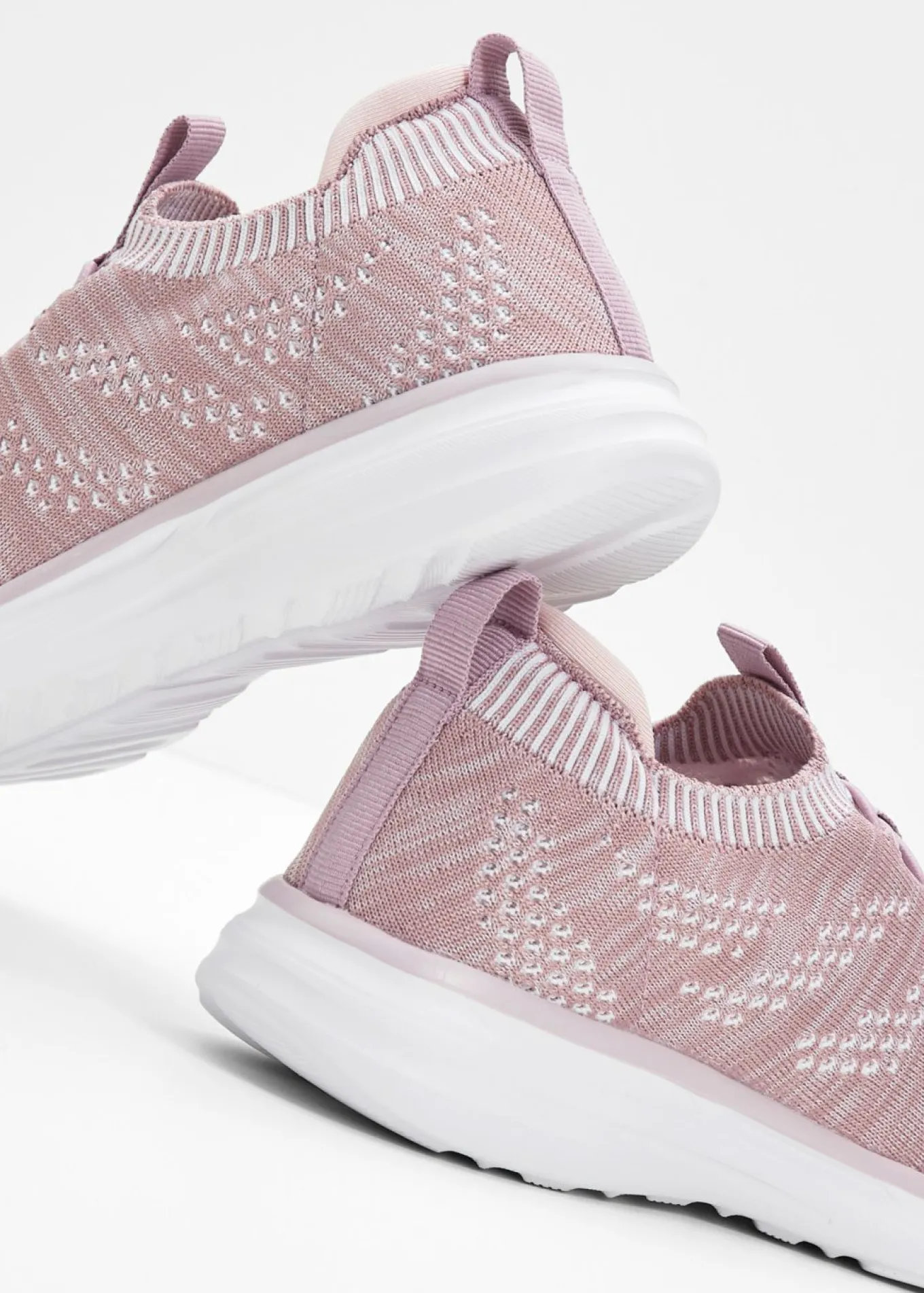 Cómodas zapatillas sin cordones de material suave