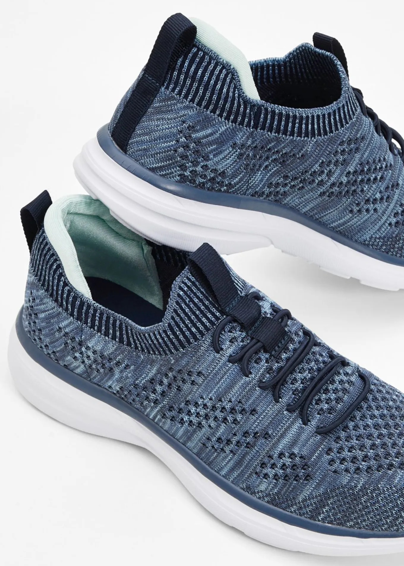 Cómodas zapatillas sin cordones de material suave