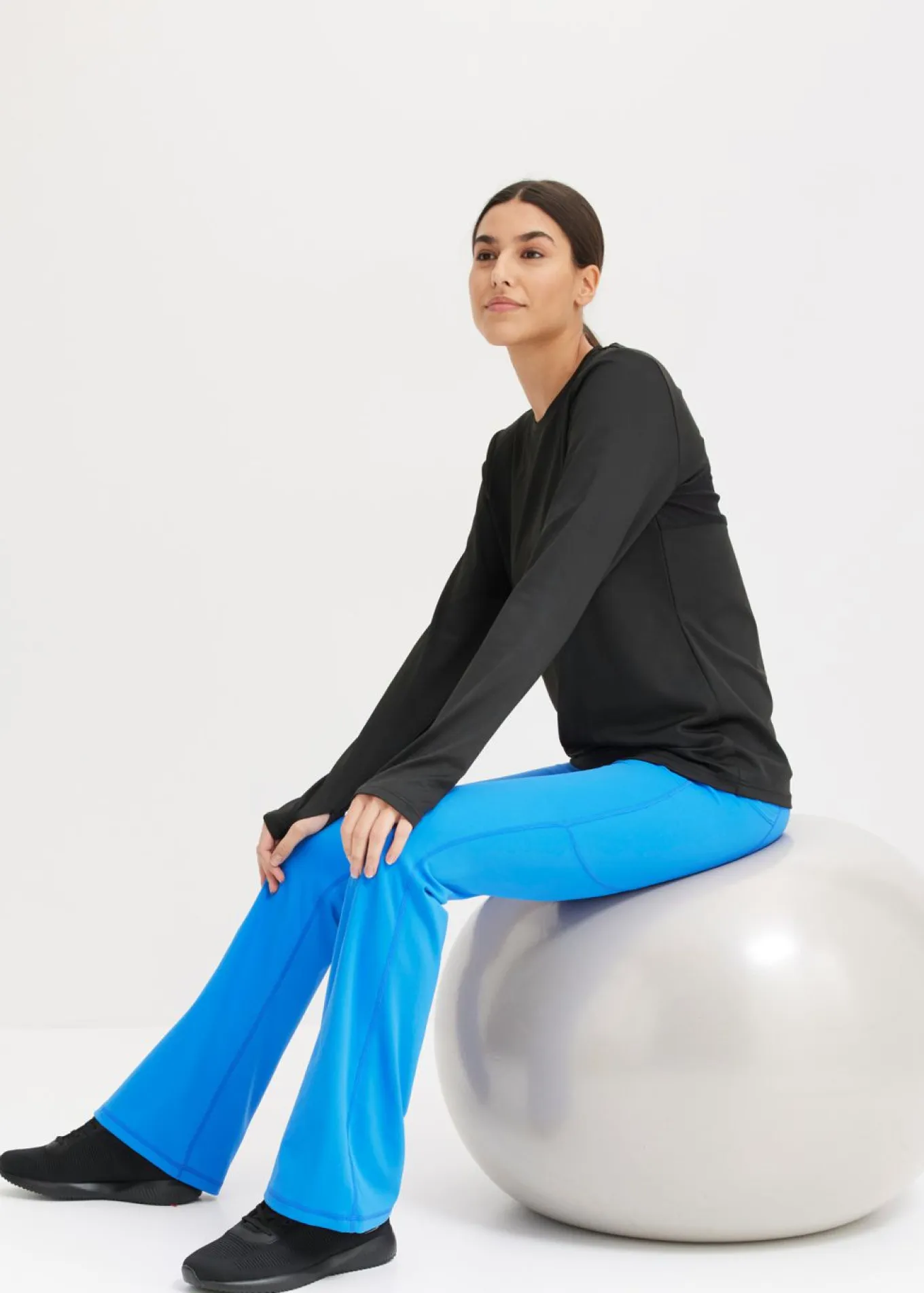 Cómodos leggings deportivos con bolsillo para móvil, corte acampanado y material de secado rápido