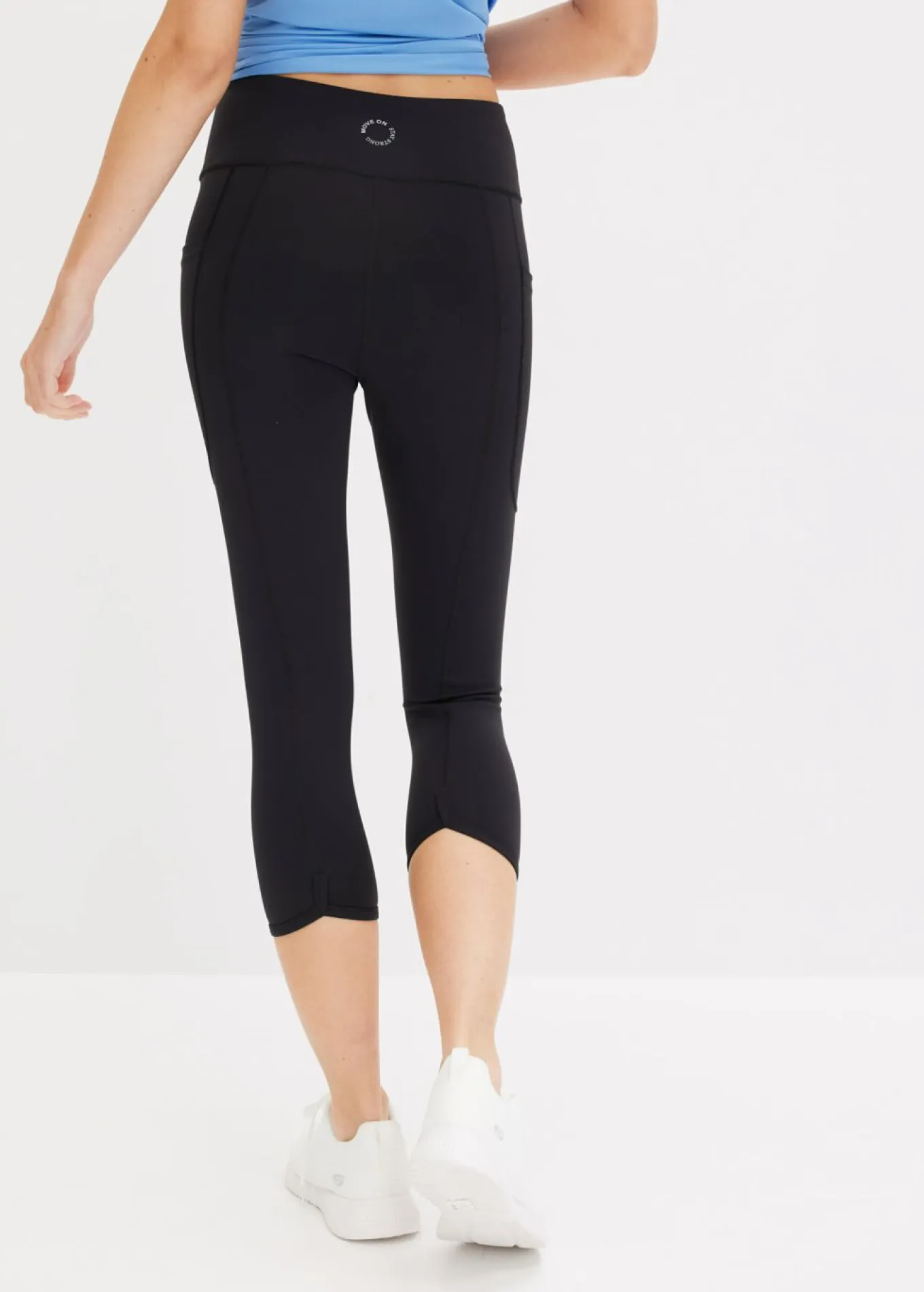 Cómodos leggings deportivos capri con bolsillo para móvil y material de secado rápido