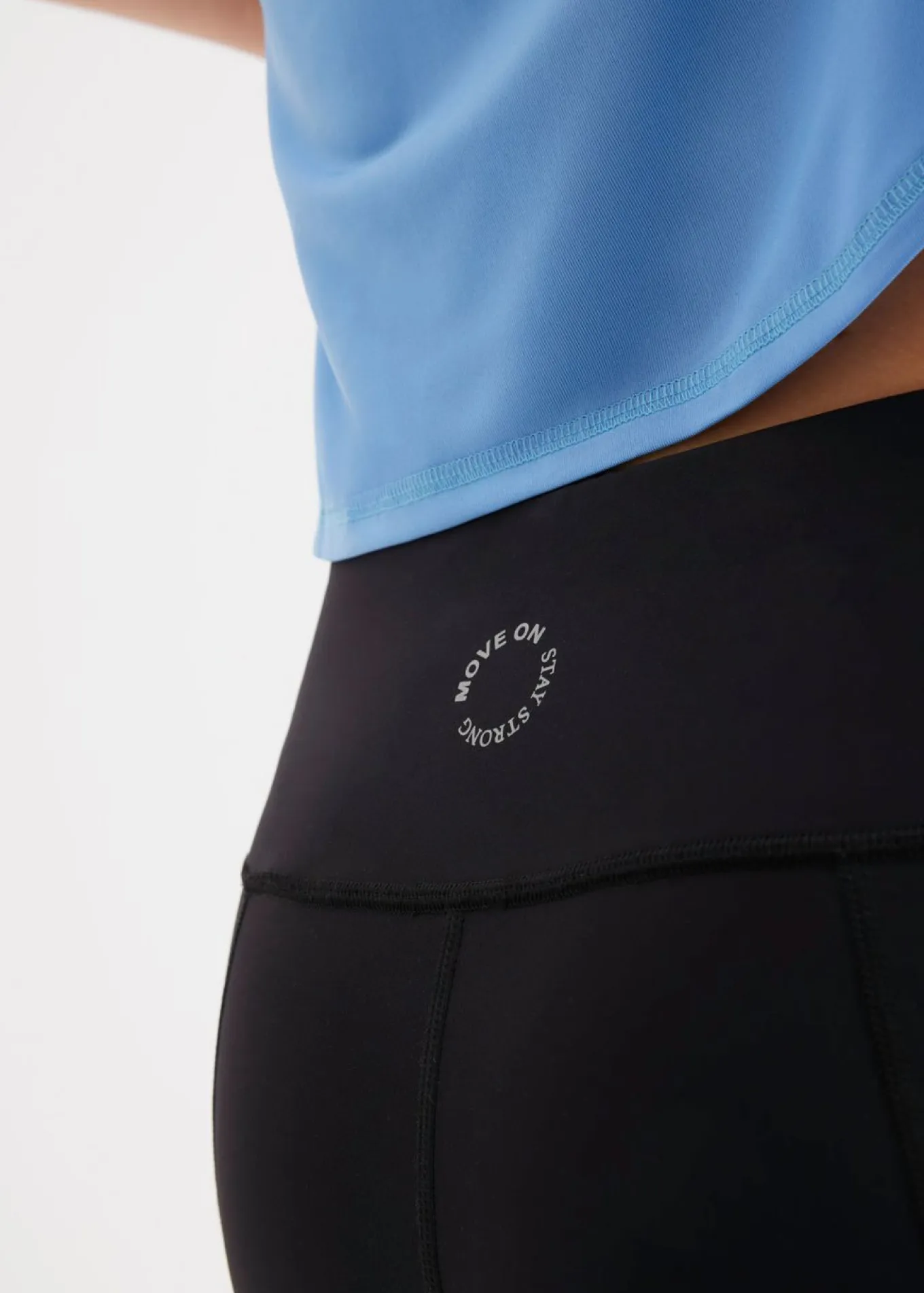 Cómodos leggings deportivos capri con bolsillo para móvil y material de secado rápido