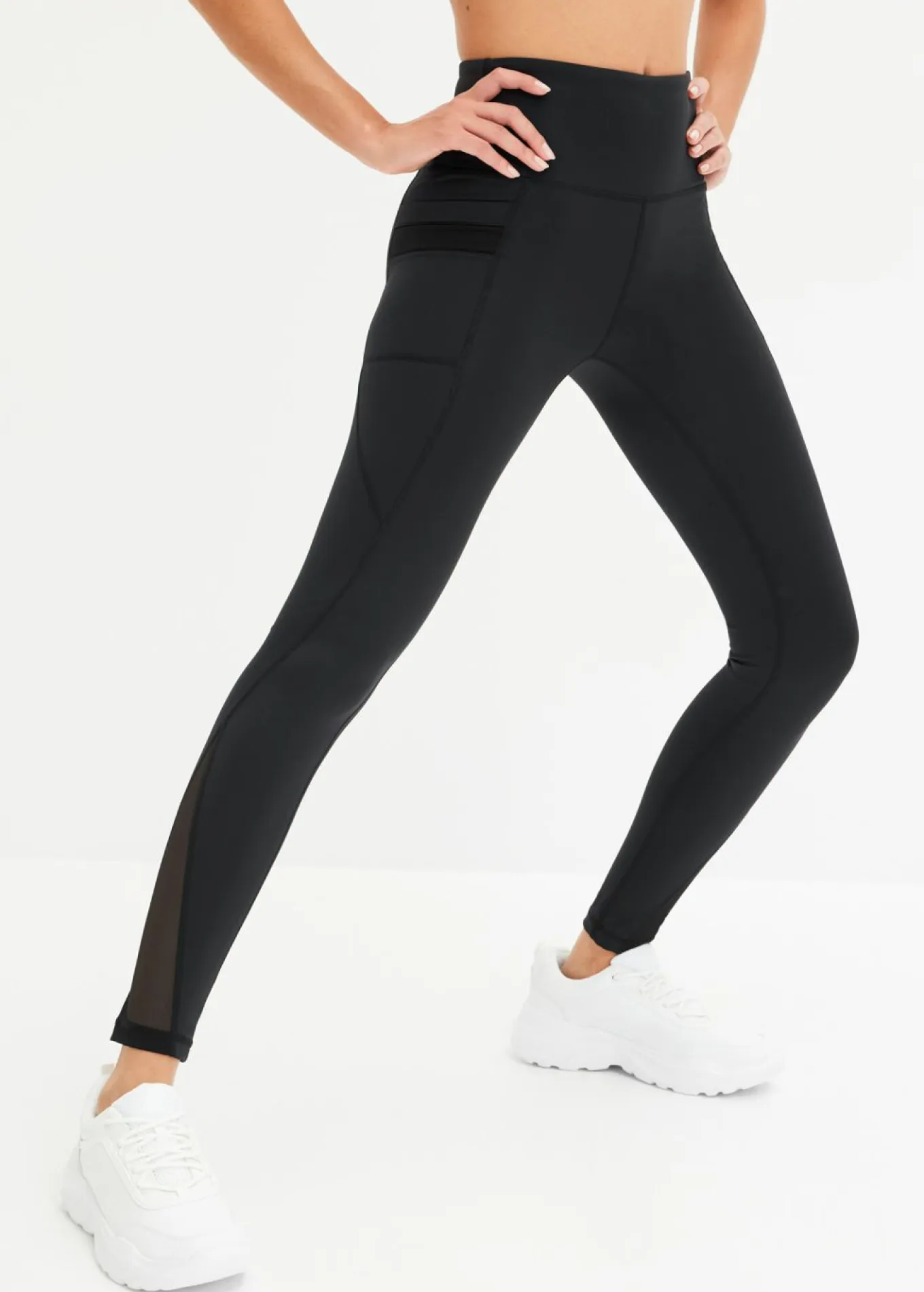 Cómodos leggings deportivos con malla y bolsillo para móvil