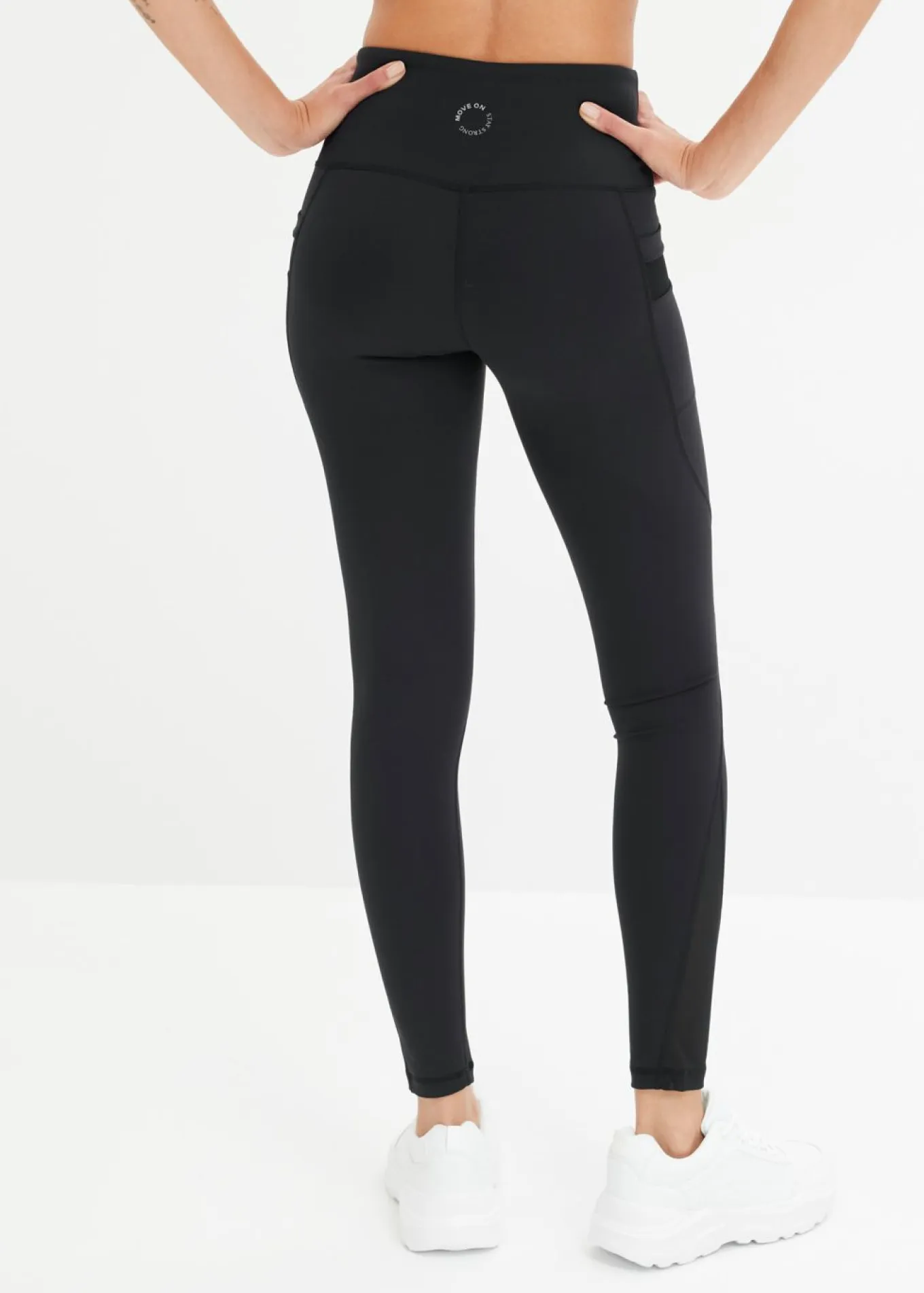 Cómodos leggings deportivos con malla y bolsillo para móvil