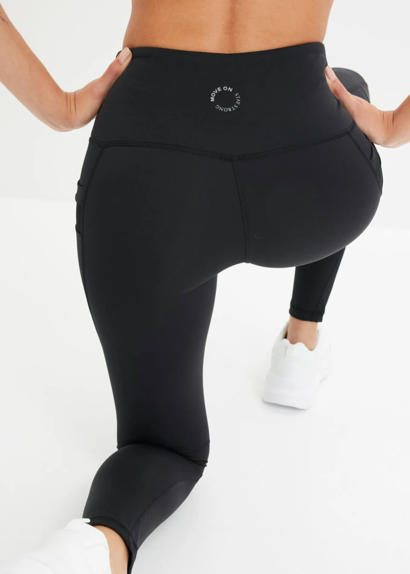 Cómodos leggings deportivos con malla y bolsillo para móvil