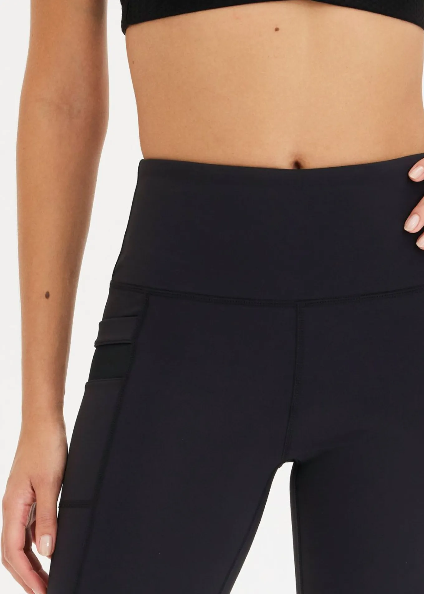 Cómodos leggings deportivos con malla y bolsillo para móvil