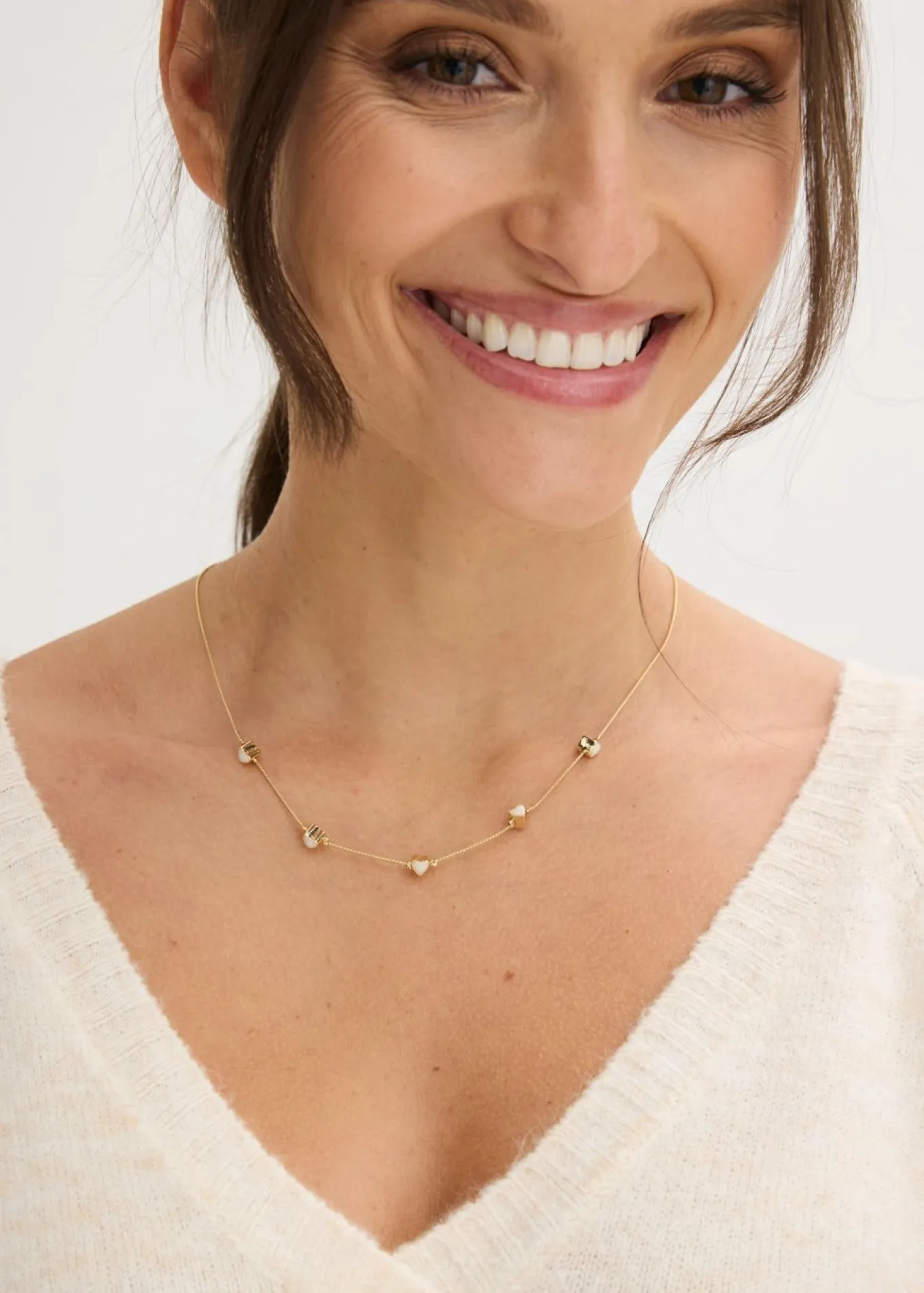 Collar con colgantes en forma de corazón