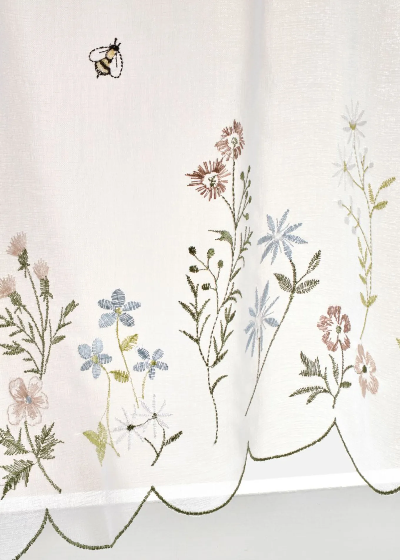 Cortina con bordado de flores