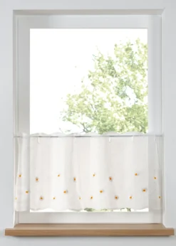 Cortina con bordado de flores