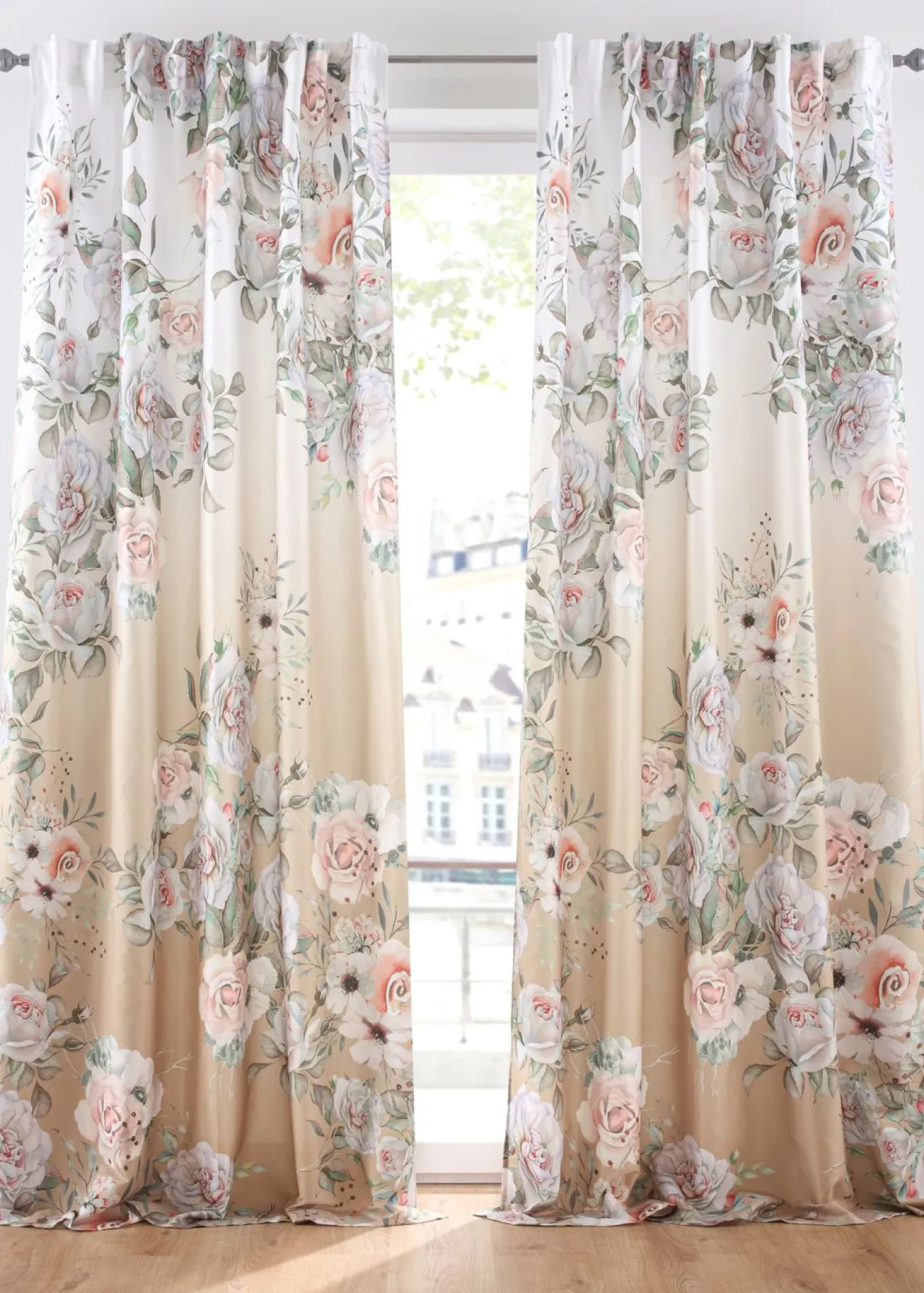 Cortina de microfibra con estampado de rosas