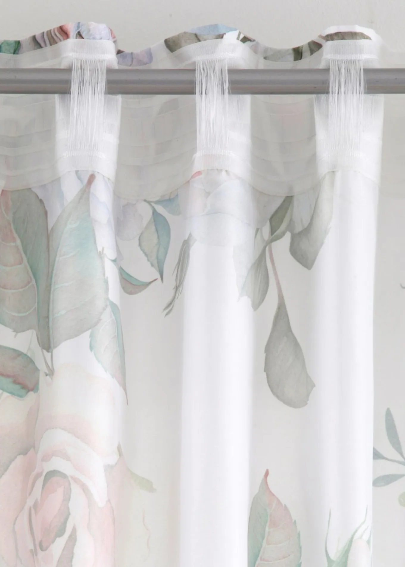 Cortina de microfibra con estampado de rosas
