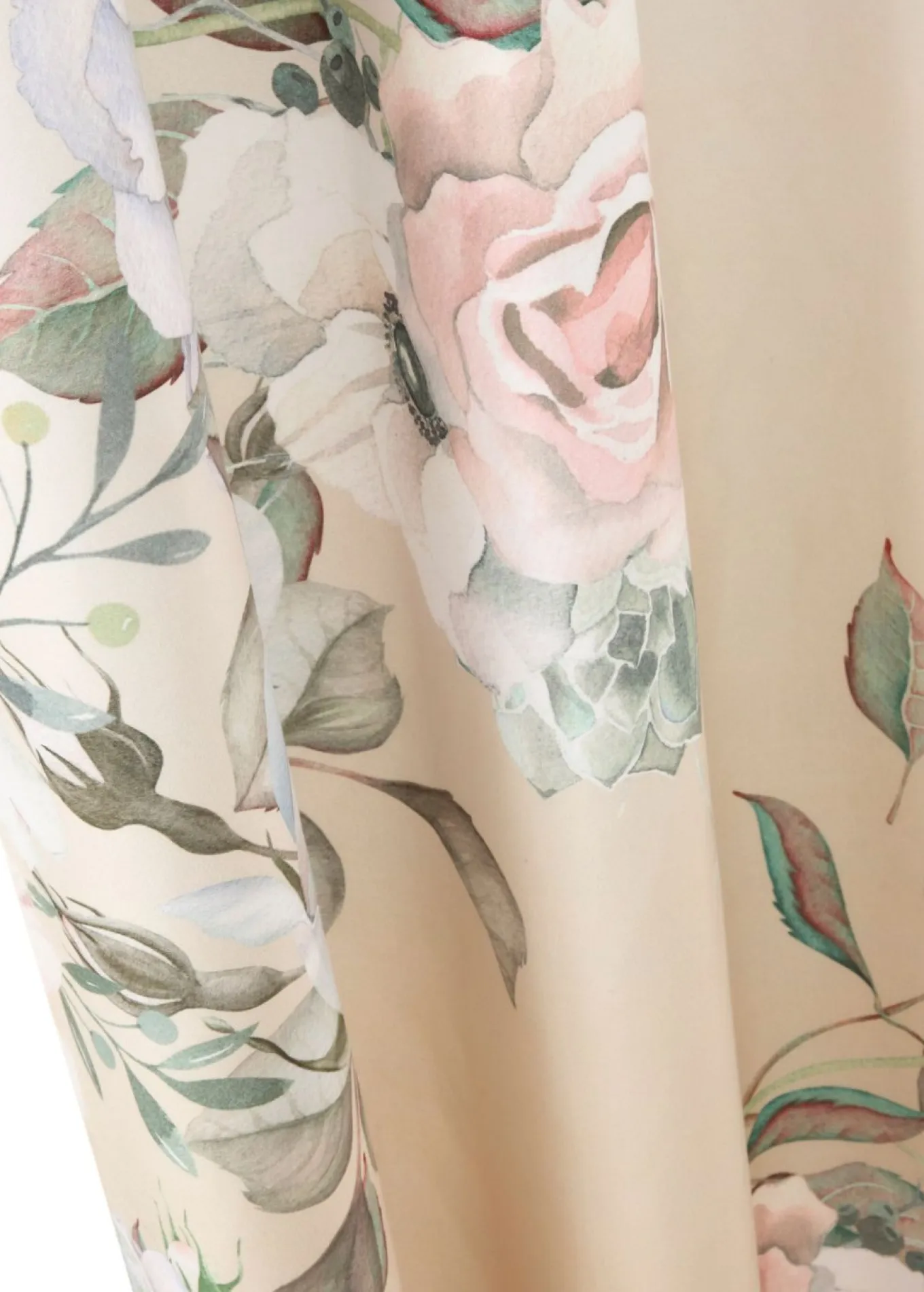 Cortina de microfibra con estampado de rosas