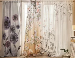 Cortina de microfibra con estampado de rosas