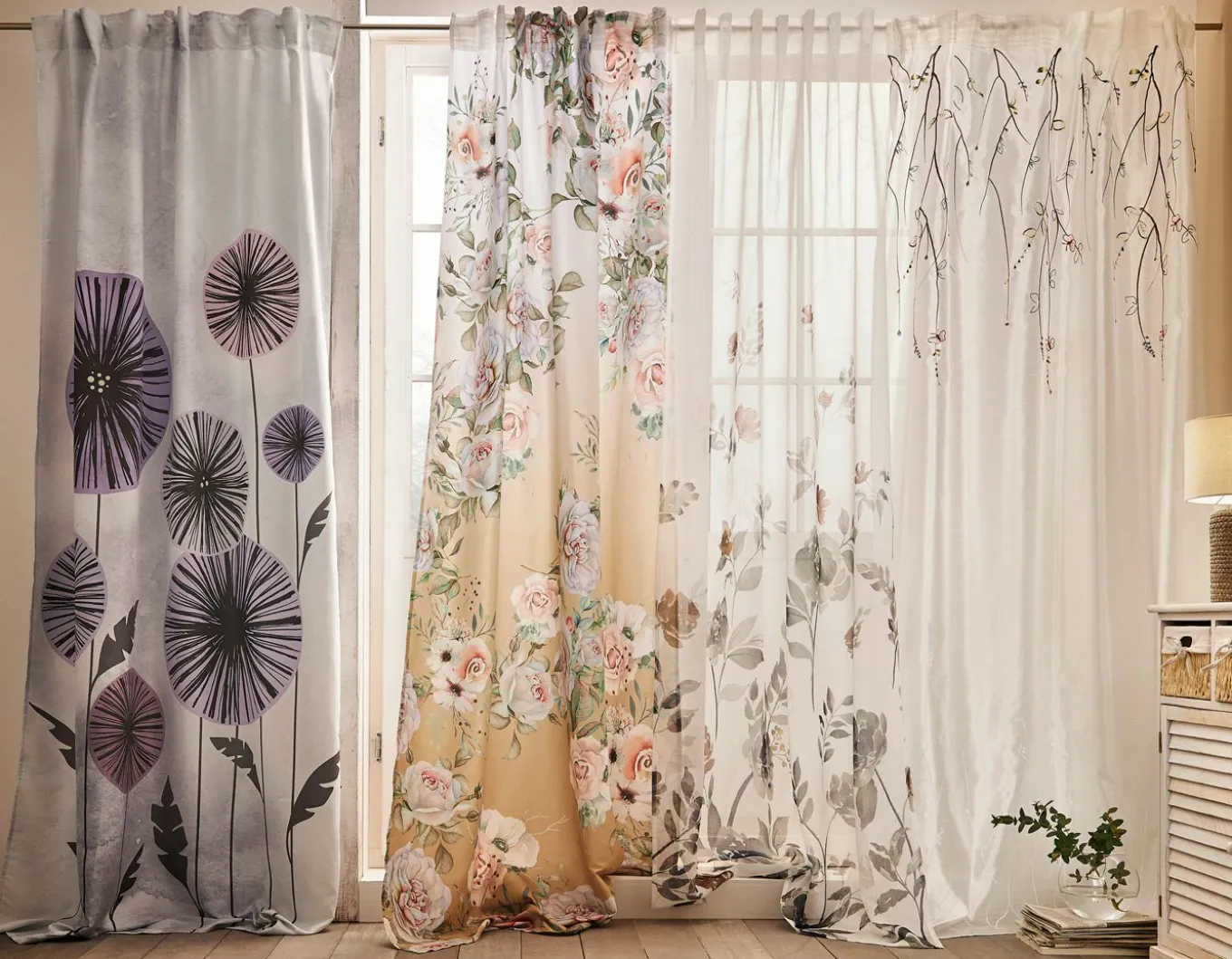 Cortina de microfibra con estampado de rosas