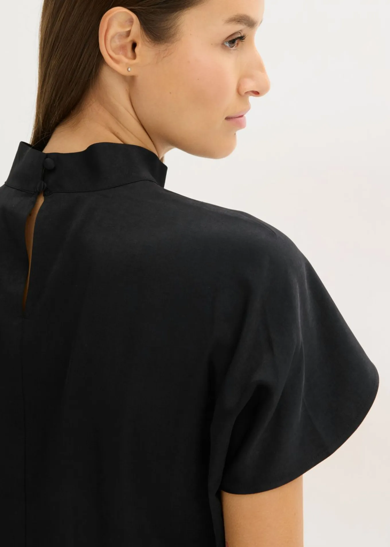 Elegante blusa de manga corta de satén brillante