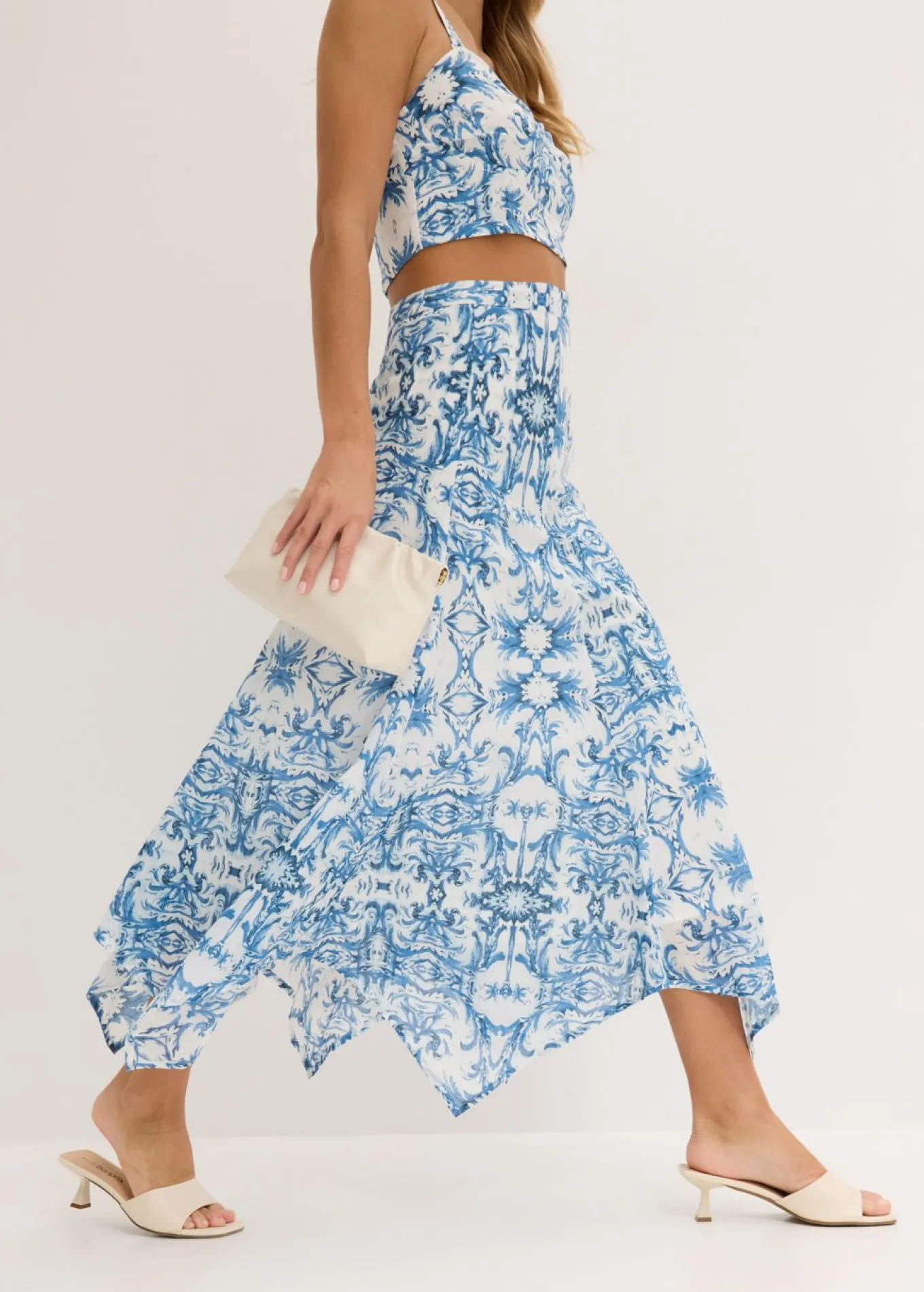 Falda con dobladillo irregular