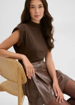 Falda corta de piel sintética con pliegues