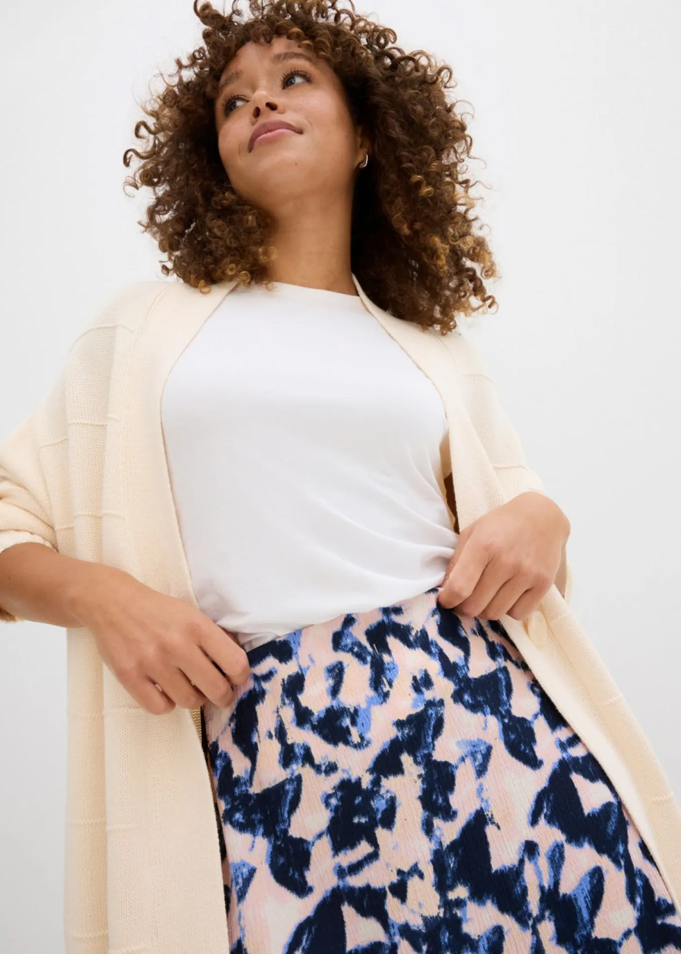 Falda midi con corte ancho