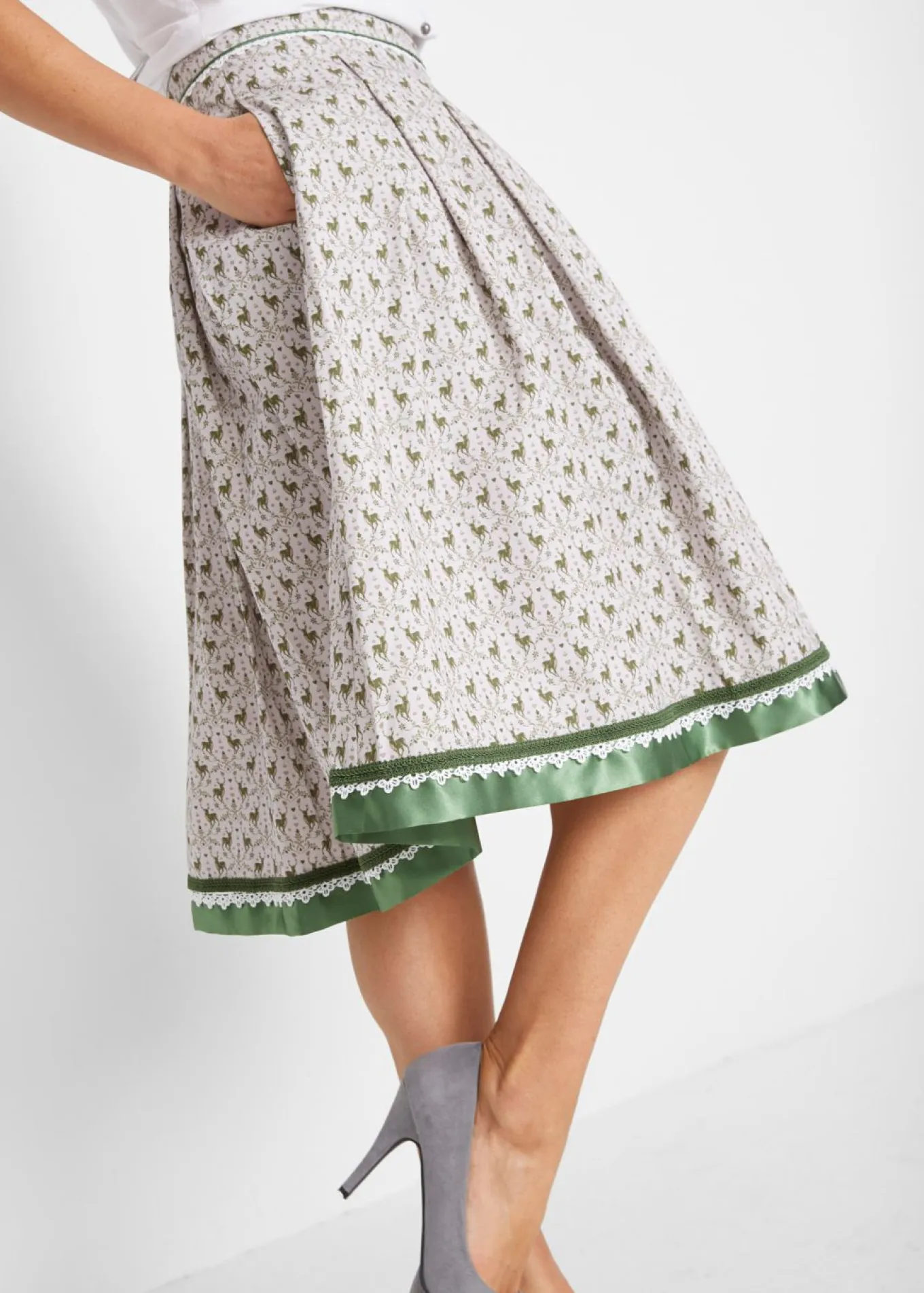 Falda tradicional hasta la rodilla