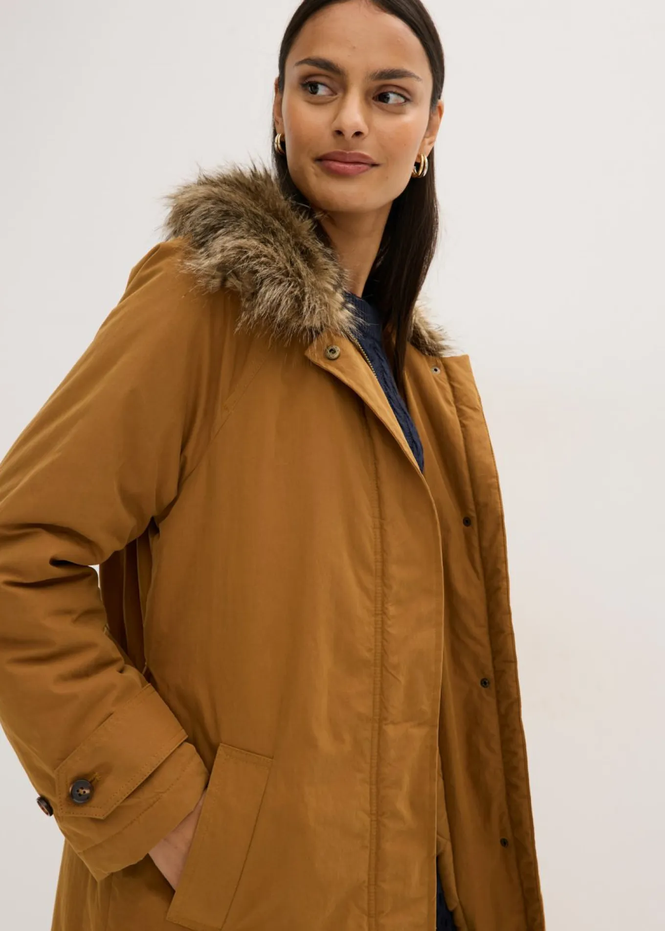 Gabardina acolchada con cuello desmontable de pelo