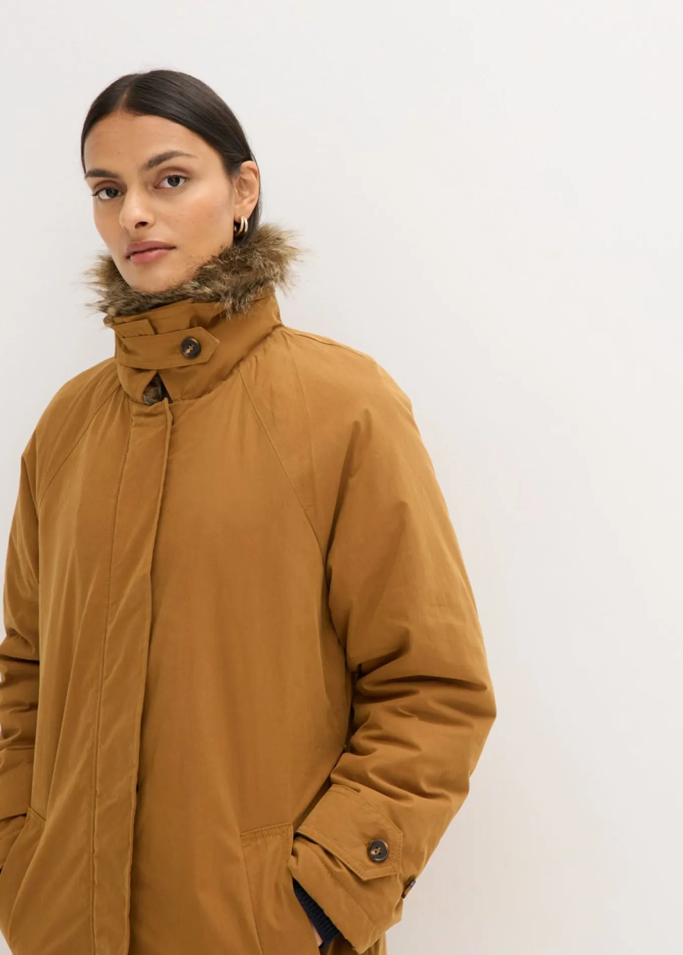 Gabardina acolchada con cuello desmontable de pelo