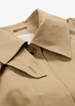Gabardina con trabillas