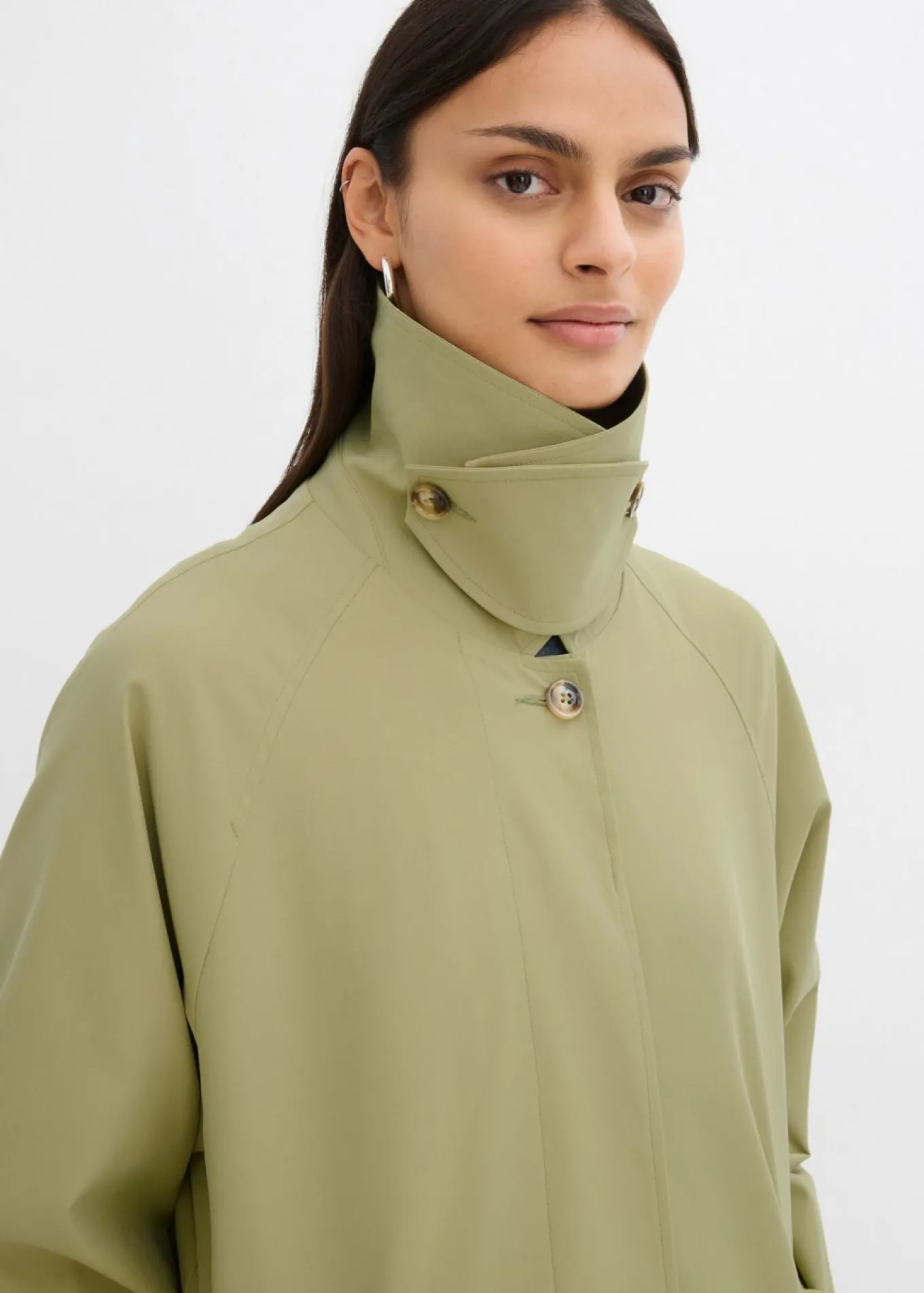 Gabardina con trabillas