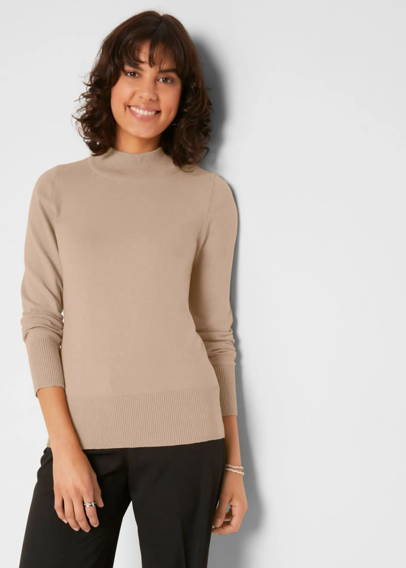 Jersey básico de punto fino con cuello alto y algodón reciclado