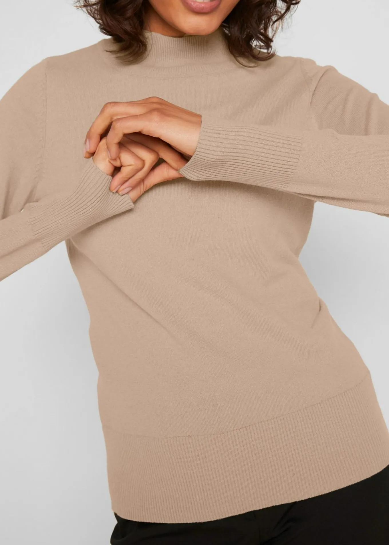 Jersey básico de punto fino con cuello alto y algodón reciclado