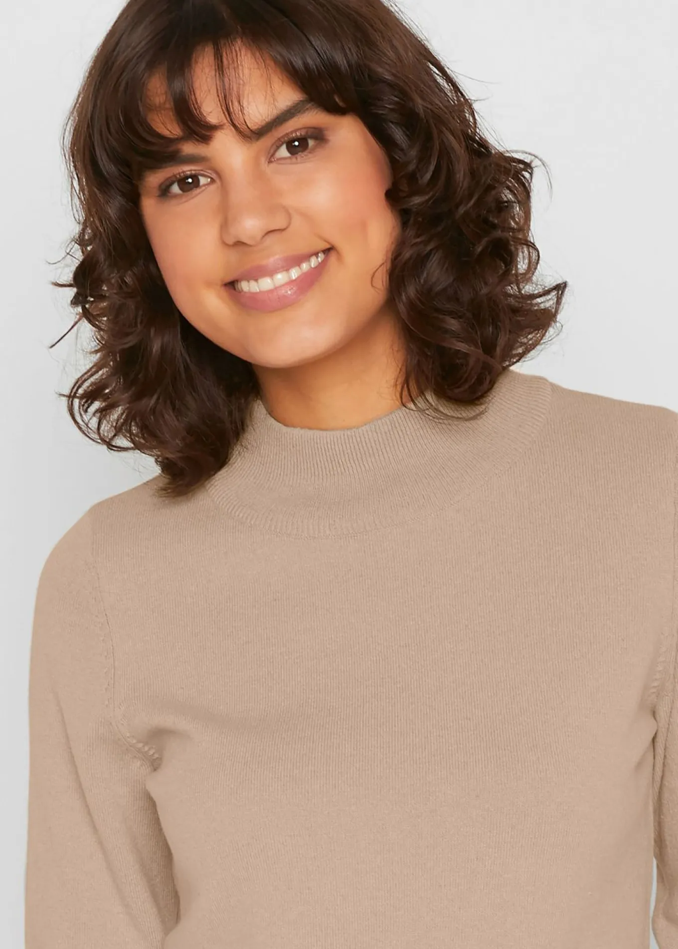 Jersey básico de punto fino con cuello alto y algodón reciclado