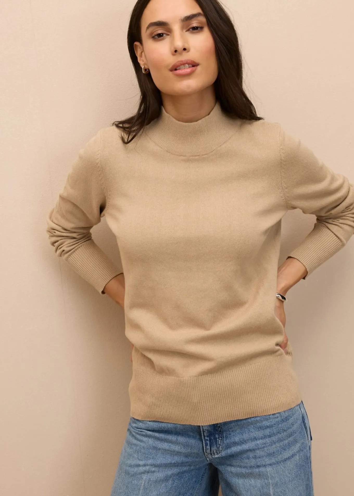 Jersey básico de punto fino con cuello alto y algodón reciclado