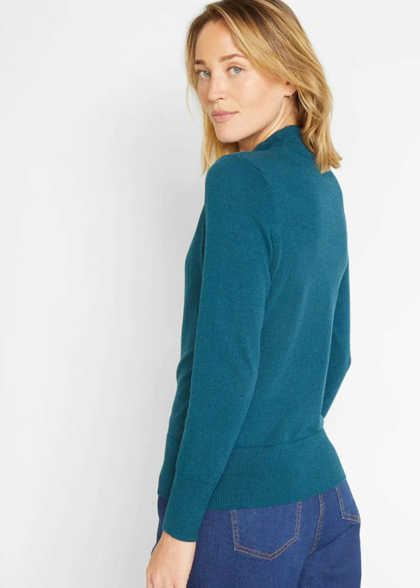 Jersey básico de punto fino con cuello alto y algodón reciclado